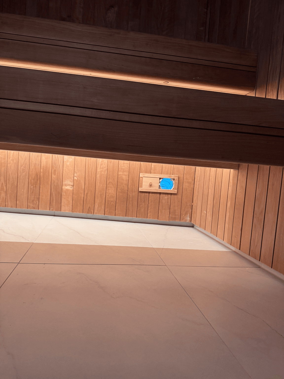 Correct position of the ventilation vent below the sauna bench