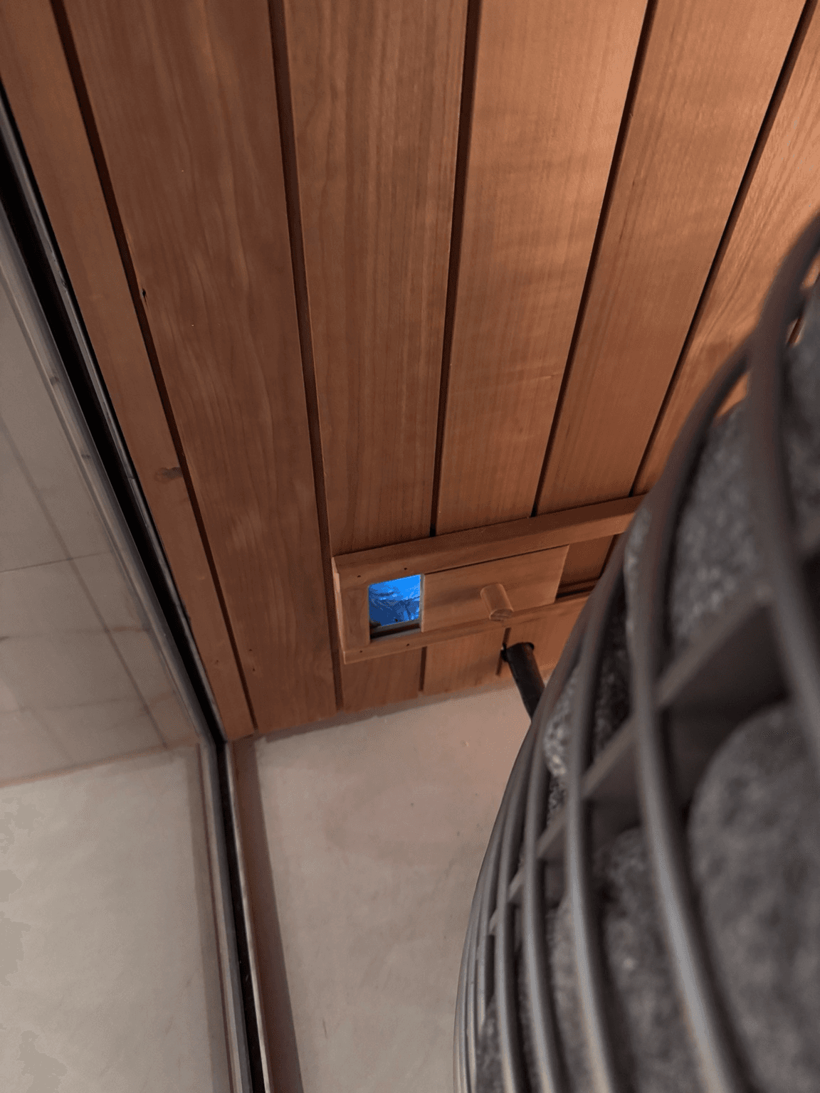 Correct position of the ventilation vent beside the sauna heater